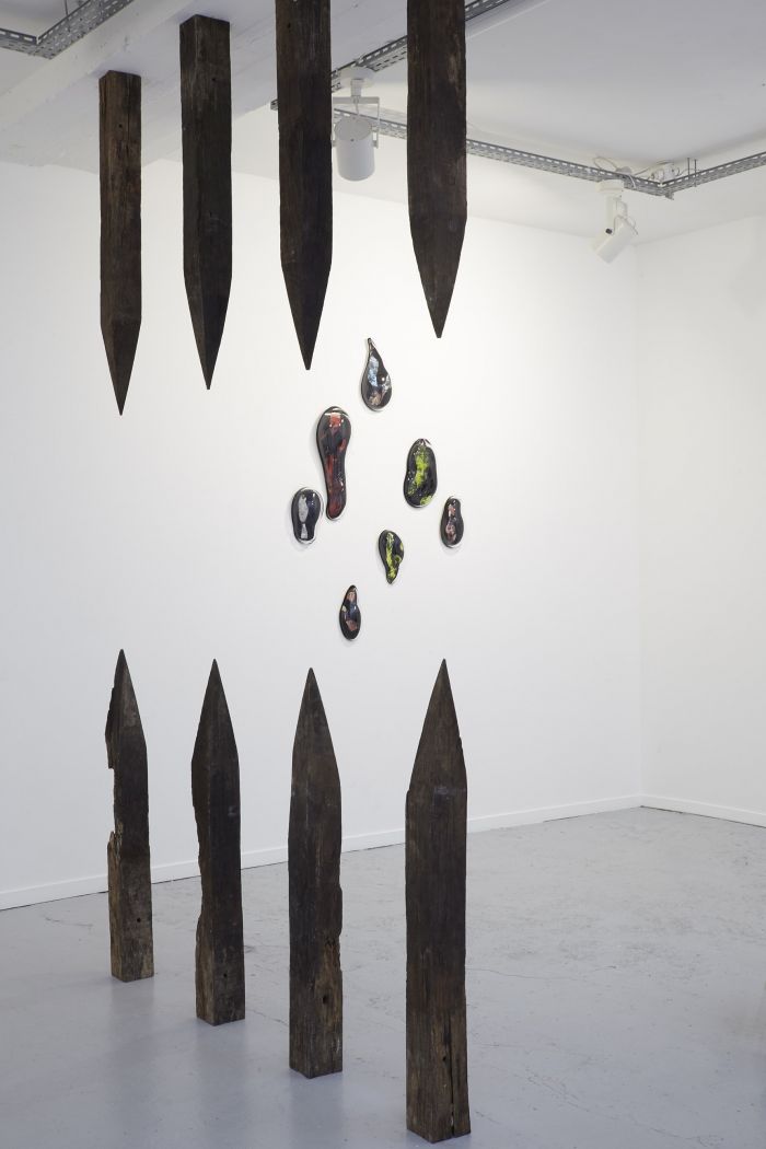 alicia-zaton-action-ou-verite-piquets-de-bois-d-accacia-155x271cm-2019-1805ccb69bf76be6afd7e692c9fce297