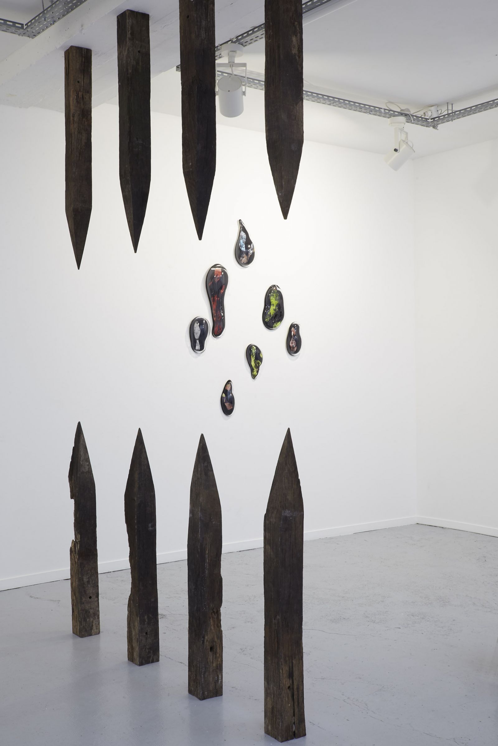 alicia-zaton-action-ou-verite-piquets-de-bois-d-accacia-155x271cm-2019-77790439a5fb196e71de317d7e095213