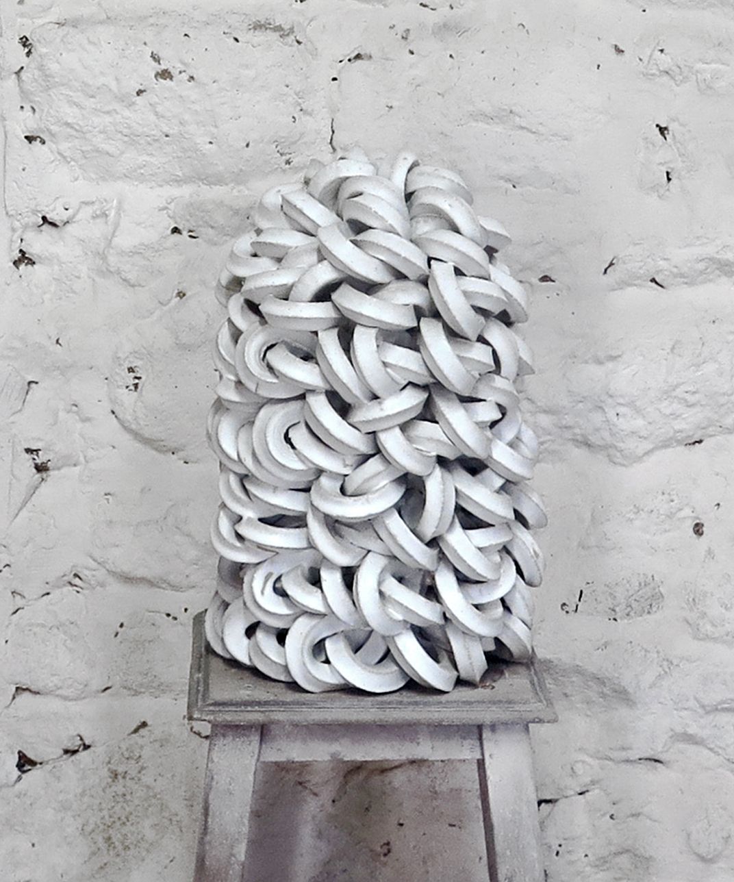 entrelacs-blanc-2018-gres-emaille-40-x-d.26-766f2467f54351e9fa370fbe67715540