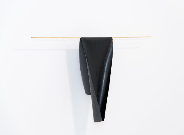 kama-sokolnicka-jet-lag-2013-cuir-synthetique-fait-en-chine-laiton-100x70x15cm-6381223df31c2eb8c4417f3dbbc18d8b