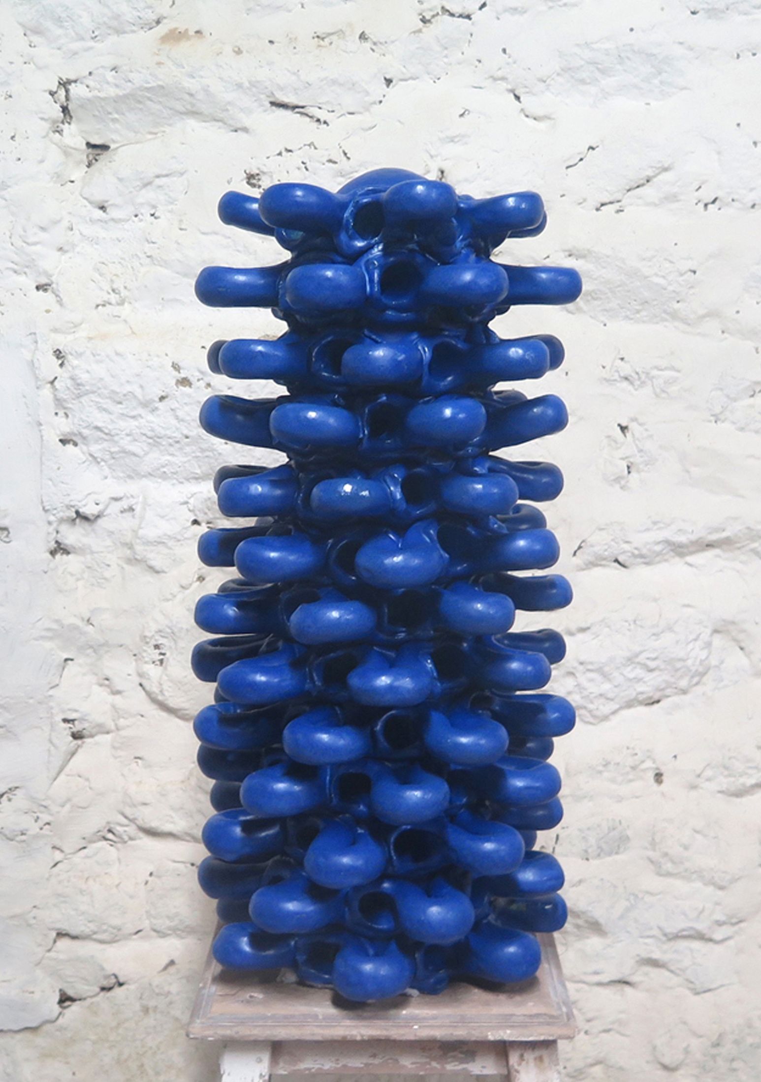 langue-de-chat-bleu-cobalt-2017-gres-emaille-57-x-d.27-dfc172ced5bd748084b7590c461729ef