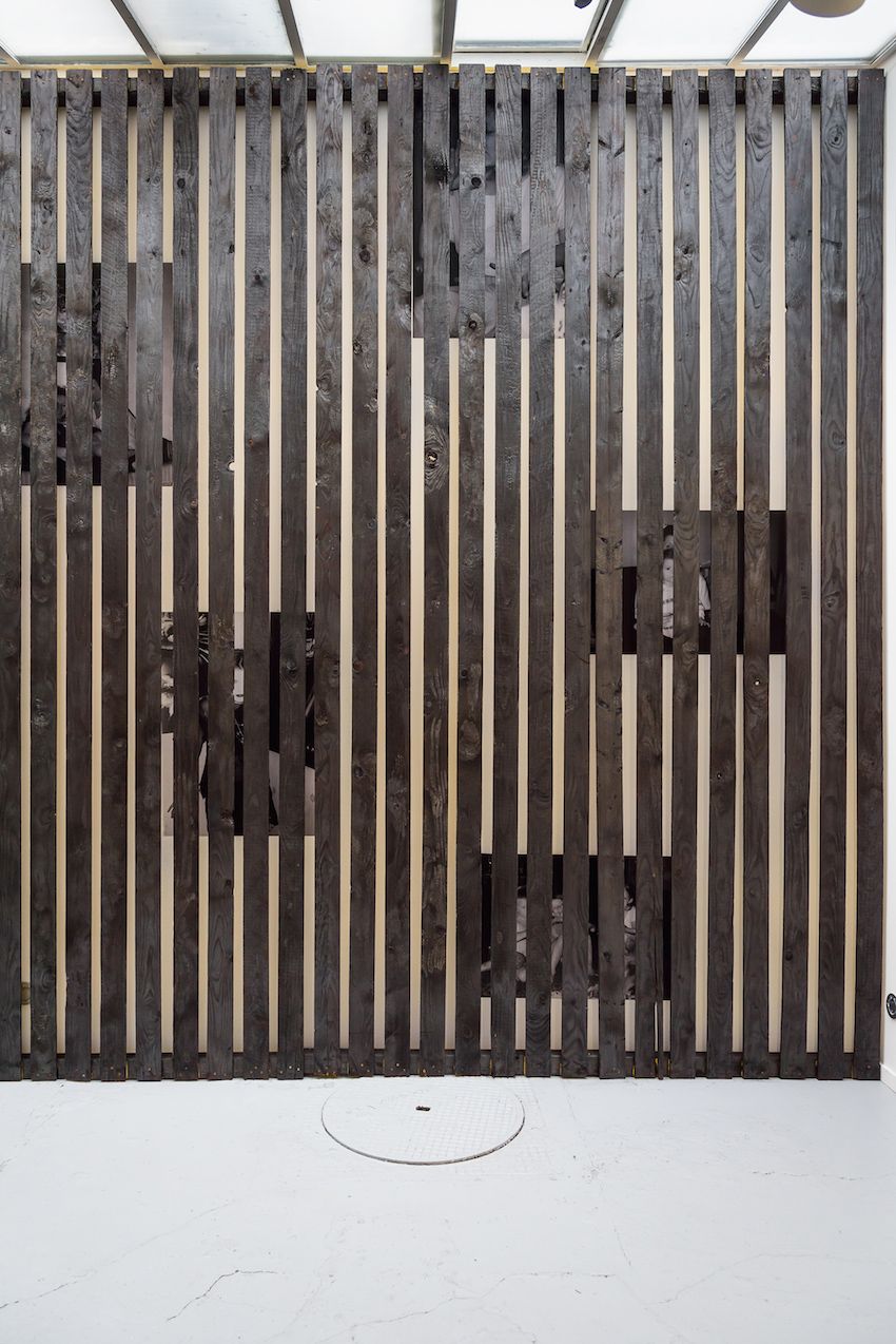 alicia-zaton-za-2014-2015-installation-en-brois-brule-a-la-dimension-du-mur-de-la-galerie-poster-d-archives-personnelles-colle-au-mur-derrieres-des-lattes-de-bois-590x370cm-742039c8d63cd75c0acefdff36fb2626